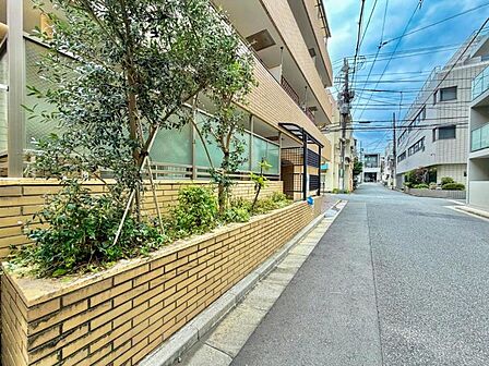 【エントランス】 管理が行き届きいつも清潔に保たれています。