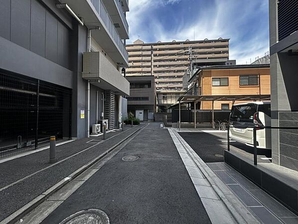 【エントランス】建物の印象を高める洗練された佇まい。