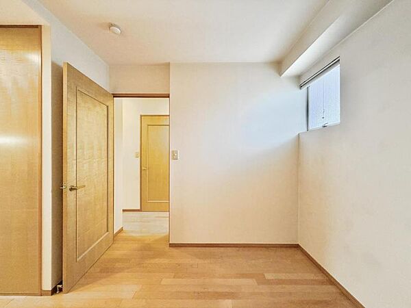 【洋室】静かな洋室は、仕事にも読書にもぴったり。家族の気配を感じながらも、集中できる“自分時間”を確保できます。