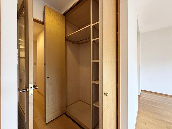 【収納】リビングにも便利な棚収納が備わり、住空間をより効率よく使えます。