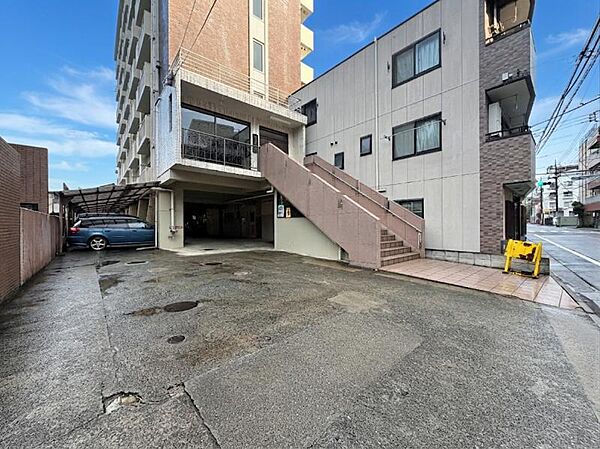 【外観】静かな住宅街に映える、端正なマンション。