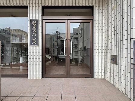 【エントランス】重厚な扉の向こうに広がる、プライベートな寛ぎへと続く道。