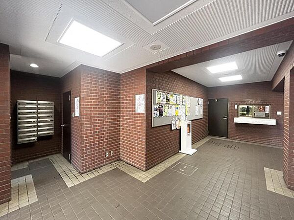 【エントランス】住まいへと続く落ち着いた導入空間。