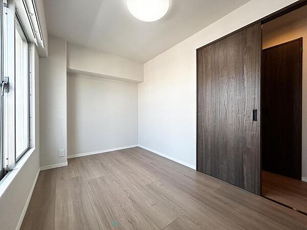 【洋室:5帖】明るく落ち着いた雰囲気のお部屋です。