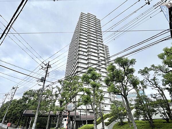落ち着いた色合いで、周囲の街並みに馴染む外観です。
