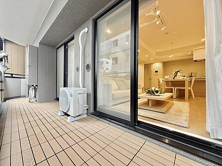 【バルコニー】日当たりと風通しの良いバルコニー。心地よい風と眺望が癒しを与えてくれる時間。