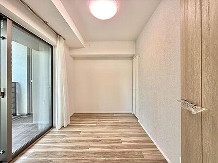 【洋室:5.1帖】バルコニー付きで明るく開放感のある洋室。