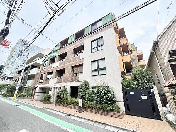 【外観】端正なフォルムが印象に残る建物デザイン。