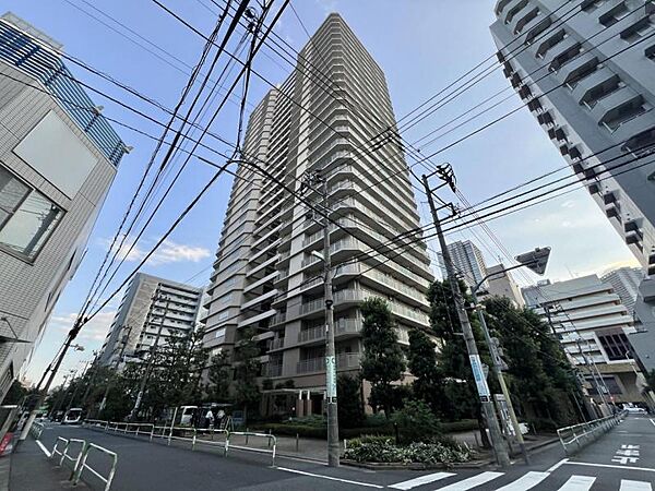【外観】静かな住宅街に映える、端正なマンション。