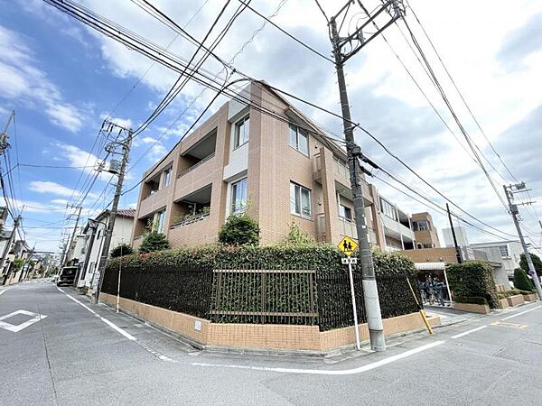 【外観】豊かな植栽に包まれ、前面道路からゆとりがありプライバシーも保たれます。