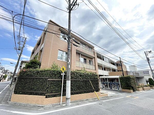 【外観】どっしりとした安定感のあるフォルム。時を経ても色褪せない、大切に管理されたマンション。