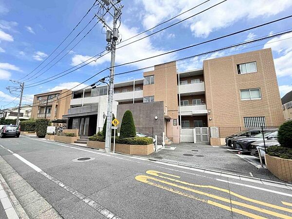 【外観】静かな住宅街に映える、端正なマンション。暮らしの舞台にふさわしい、落ち着きと品格を備えています。