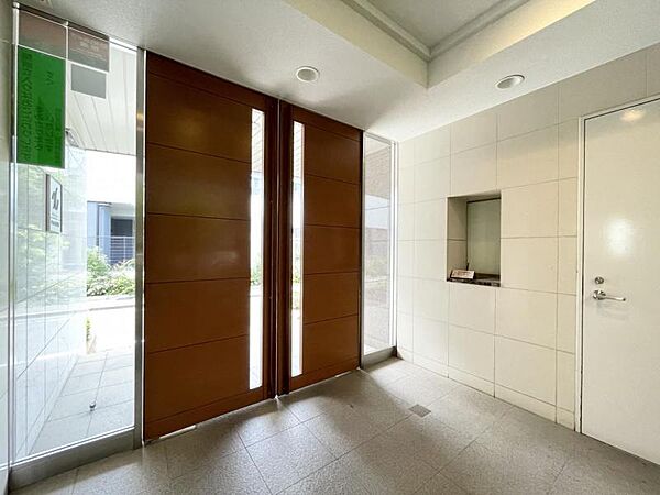 【エントランス】住まいの第一印象を彩る空間。