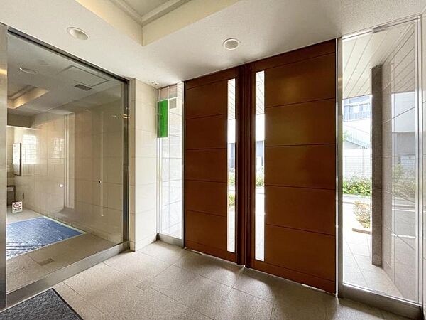 【エントランス】光注ぐ空間はこのマンションの魅力のひとつです。