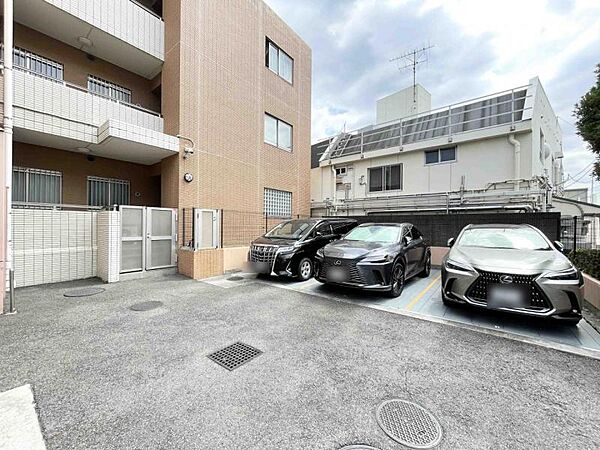 【駐車場】車の出し入れもスムーズな使い勝手の良い駐車スペースです。