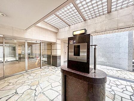 【エントランス】 しっかりと管理が行き届き開放感があり明るいマンションの顔