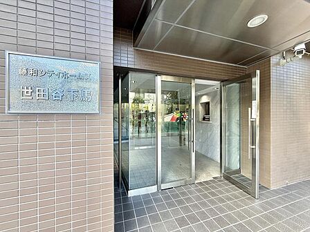 清潔感のある明るいエントランスが、毎日の帰宅を心地よく迎えてくれます。