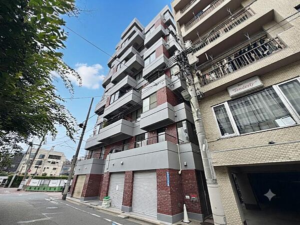 【外観】青空に映える重厚な佇まい。