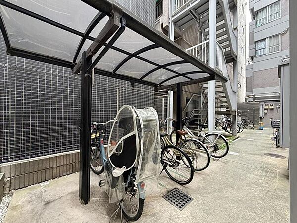 【駐輪場】敷地内に整理された駐輪場があり、愛車の保管に便利。