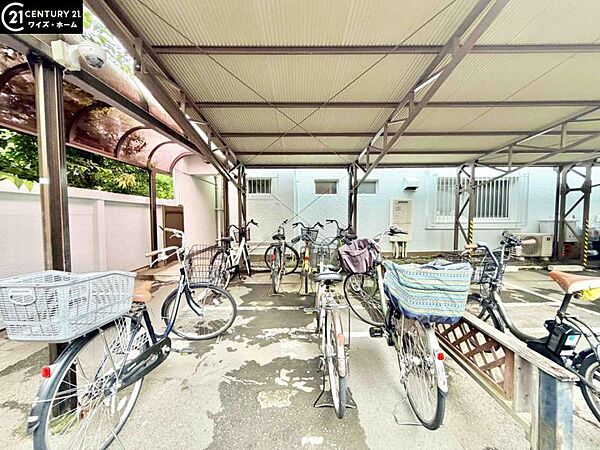 【駐輪場】建物内に整理された駐輪場があり、愛車の保管に便利。