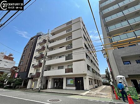 【外観】圧迫感がなく街並みに馴染む落ち着いた佇まい。