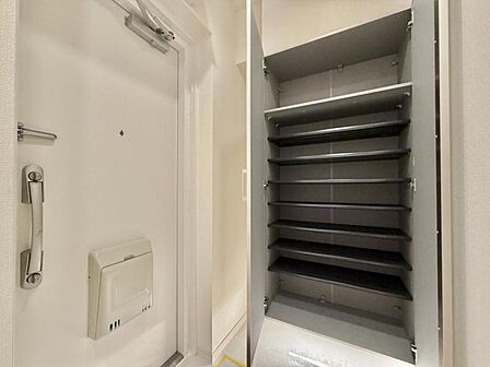 【収納】玄関には収納もたっぷりあるのでスッキリした衛生的な空間を保てそうです。