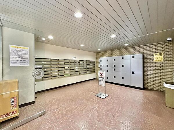 【エントランス】清潔感のある明るいエントランスが、毎日の帰宅を心地よく迎えてくれます。
