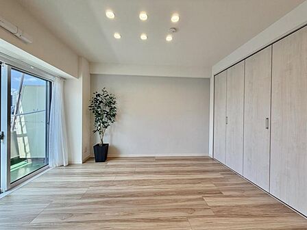 【洋室:6.1帖】バルコニーに面しているため、明るく広々とした解放感のある洋室です。