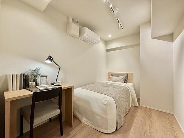 【洋室】シンプルな内装で家具の配置もしやすい空間です。