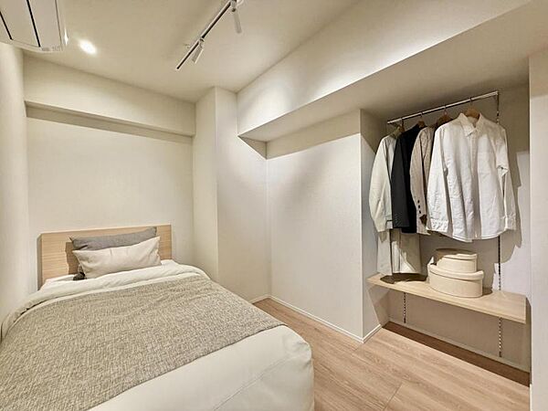 【洋室】シンプルな内装で家具の配置もしやすい空間です。