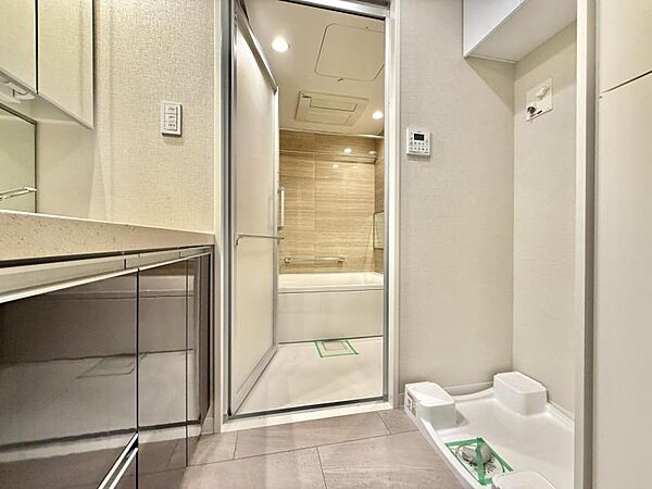 使い勝手の良い洗面台で、朝の準備もスムーズにこなせます。