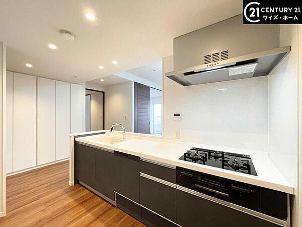【キッチン】洗練されたカウンターキッチンが住空間の美意識を高める。