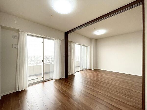 【洋室：5.6帖】リビングから見守りのしやすい洋室はお子さまの遊び部屋にも適しています。元気に遊ぶお子さまと一緒に寛げる間取りです。