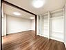 室内：【洋室：5.6帖】リビングと隣り合う洋室。趣味の部屋にもお子様の部屋にも出来る汎用性があります。