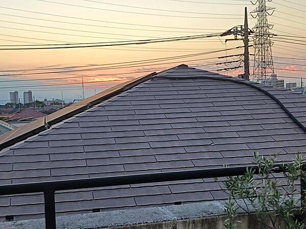【外観】　青空に映える重厚な佇まい。都心の喧騒を忘れさせる端正な外観。