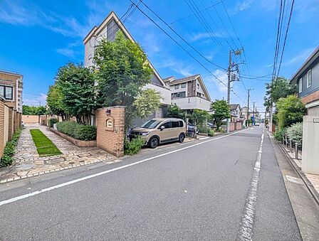 【前面道路】 交通量が落ち着いた閑静な道。お子様の通学も安心の住環境。