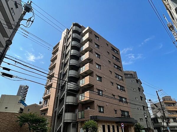 【外観】周囲の街並みと調和する落ち着いた色調。