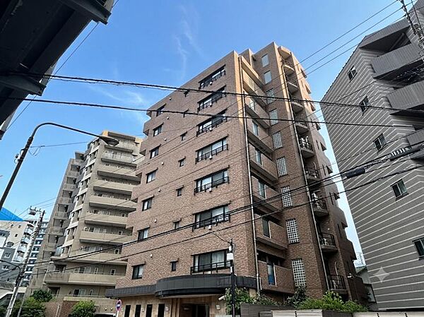 【外観】圧迫感がなく街並みに馴染む落ち着いた佇まい。