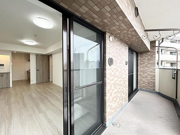【バルコニー】日当たりと風通しの良いバルコニー。心地よい風と眺望が癒しを与えてくれる時間。