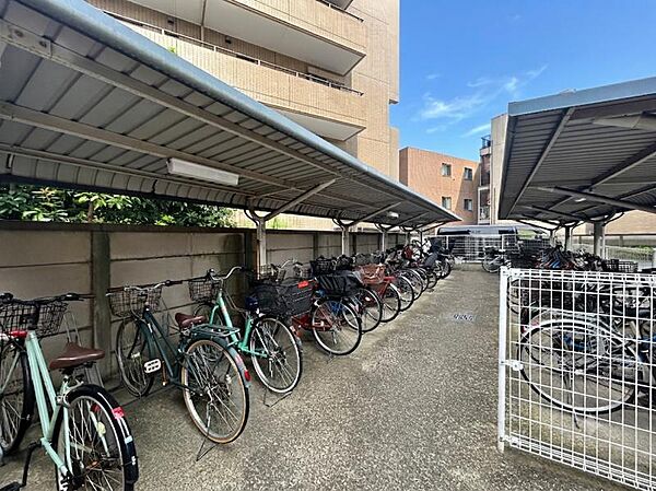 【駐輪場】敷地内に整理された駐輪場があり、愛車の保管に便利。