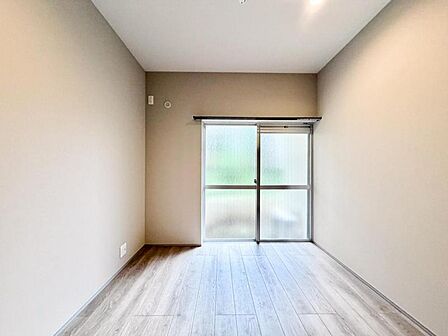 【洋室：4.5帖】　静かな洋室は、仕事にも読書にもぴったり。集中できる“自分時間”を確保できます。