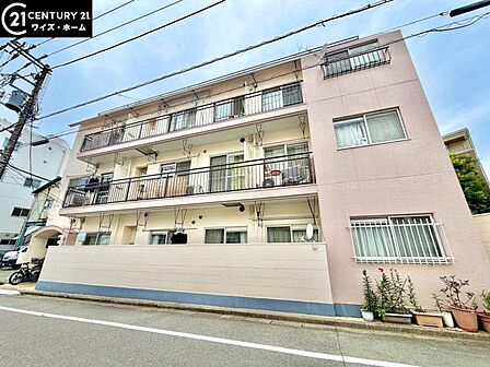 【外観】　静かな住宅街に映える、端正なマンション。暮らしの舞台にふさわしい、落ち着きと品格を備えています。