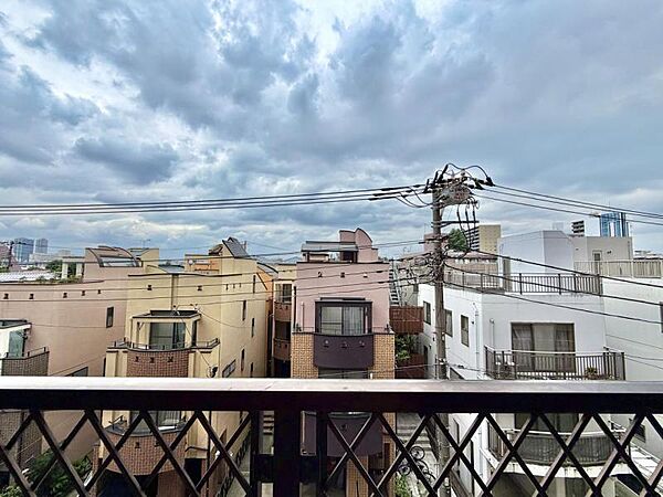 【バルコニー】　陽の光に照らされるバルコニーを、爽やかな涼風が吹き抜けていきます。