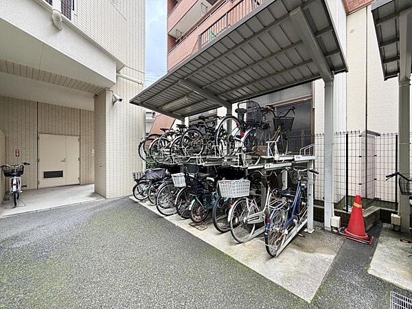 落ち着いた色合いの内装で、居心地の良い空間を演出。