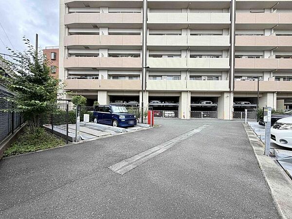 広々とした収納スペースがあり、衣類や日用品をすっきり整理できます。