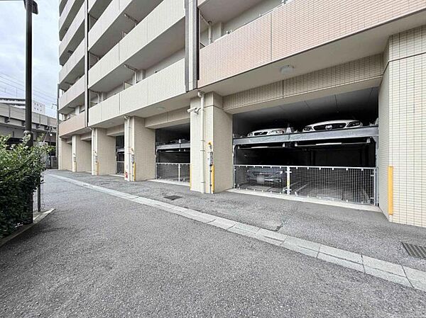 優雅さも感じられる重厚で高級感のあるエントランスです。