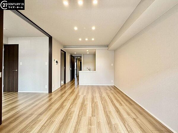 【リビング：12.9帖】穏やかな時間を心ゆくまで堪能できる住空間です。