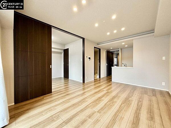 【リビング：12.9帖】キッチンとリビングの一体感が、より家族との距離感を近いものにしてくれます。