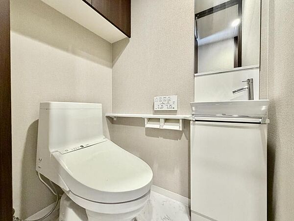 【トイレ】手洗いカウンターがあることで、トイレ空間に余白と落ち着きが生まれます。
