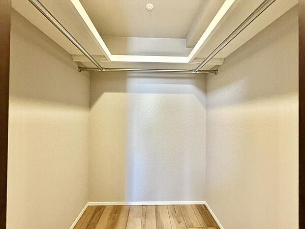 【収納】大きなWIC完備。衣類や大きな家電などをマルチに収納できて住空間をより広げてくれます。